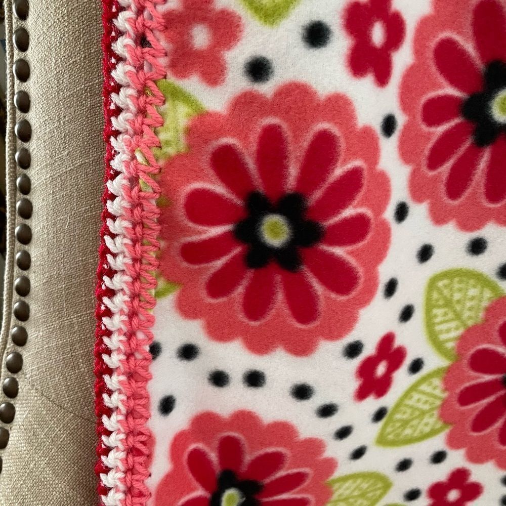SOFT FLEECE CUDDLE UP THROW IN PINK ON A WHITE BACKGROUND - Picture 3 of 4